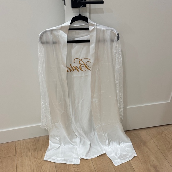 White Bride Robe with Gold Embroidery - Picture 3 of 3